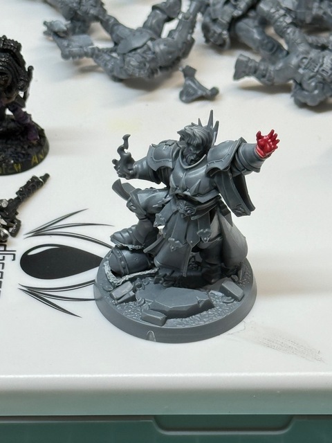 Photo of an Averon Stormsire miniature, all grey plastic, with a different red plastic hand attached where the original has been cut away.